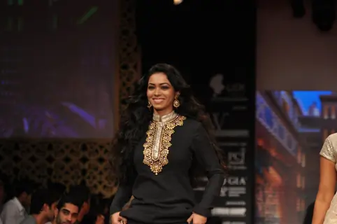 Vaishnavi Dhanraj on ramp at the Beti show by Vikram Phadnis at IIJW 2012