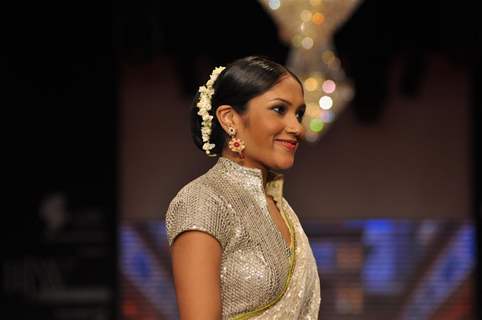 Shruti Bapna on ramp at the Beti show by Vikram Phadnis at IIJW 2012