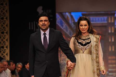 Sameer Soni with Neelam on ramp at the Beti show by Vikram Phadnis at IIJW 2012