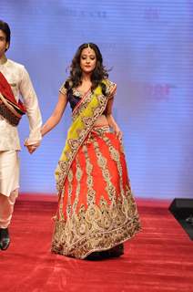 Tusshar Kapoor with Raima Sen on ramp at the Beti show by Vikram Phadnis at IIJW 2012