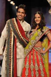 Tusshar Kapoor with Raima Sen on ramp at the Beti show by Vikram Phadnis at IIJW 2012