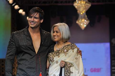 Vivek Oberoi and mother Yashodhara Oberoi on ramp at the Beti show by Vikram Phadnis at IIJW 2012