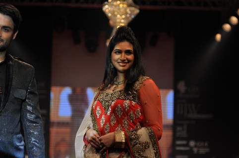 Vahbiz Dorabjee on ramp at the Beti show by Vikram Phadnis at IIJW 2012