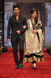 Ravi Dubey and Rubina Dilaik on ramp at the Beti show by Vikram Phadnis at IIJW 2012