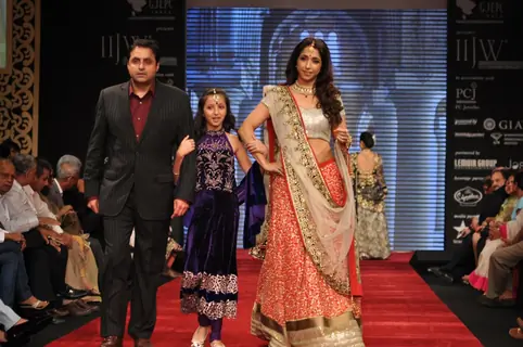 Sunil and Krishika Lulla on ramp at the Beti show by Vikram Phadnis at IIJW 2012