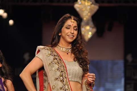 Krishika Lulla on ramp at the Beti show by Vikram Phadnis at IIJW 2012