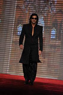 Zayed Khan on ramp at the Beti show by Vikram Phadnis at IIJW 2012