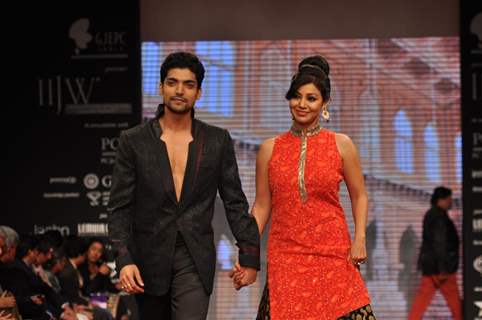 Gurmeet Choudhary and Debina Bonnerjee on ramp at the Beti show by Vikram Phadnis at IIJW 2012