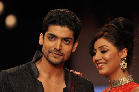 Gurmeet Choudhary and Debina Bonnerjee on ramp at the Beti show by Vikram Phadnis at IIJW 2012