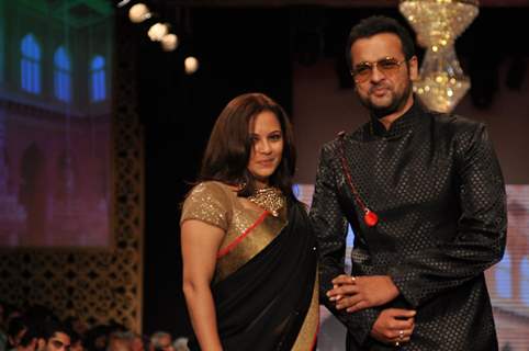 Rohit Roy and wife Mansi Joshi on ramp at the Beti show by Vikram Phadnis at IIJW 2012