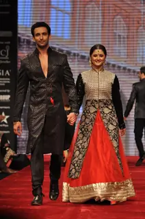 Rashmi Desai Sandhu & Nandish Sandhu on ramp at the Beti show by Vikram Phadnis at IIJW 2012