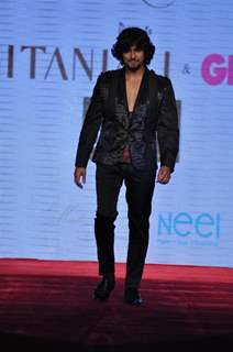 Sonu Nigam on ramp at the Beti show by Vikram Phadnis at IIJW 2012