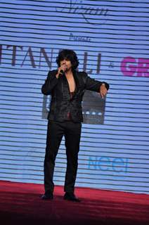 Sonu Nigam on ramp at the Beti show by Vikram Phadnis at IIJW 2012