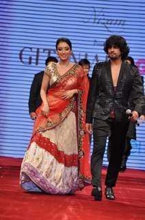 Sonu Nigam with wife Madhurima on ramp at the Beti show by Vikram Phadnis at IIJW 2012