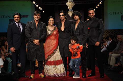 Samir Soni, Vivek Oberoi, Zayed Khan on ramp at the Beti show by Vikram Phadnis at IIJW 2012