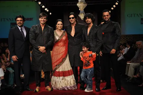Samir Soni, Vivek Oberoi, Zayed Khan on ramp at the Beti show by Vikram Phadnis at IIJW 2012