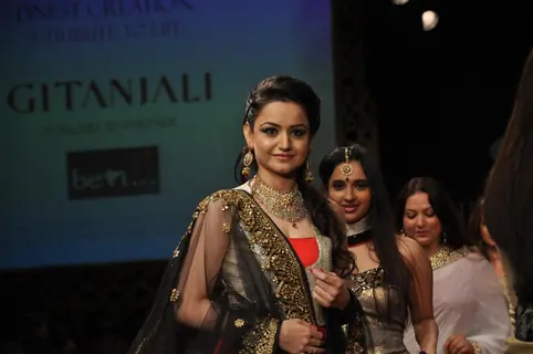 Muskaan Mihani on ramp at the Beti show by Vikram Phadnis at IIJW 2012