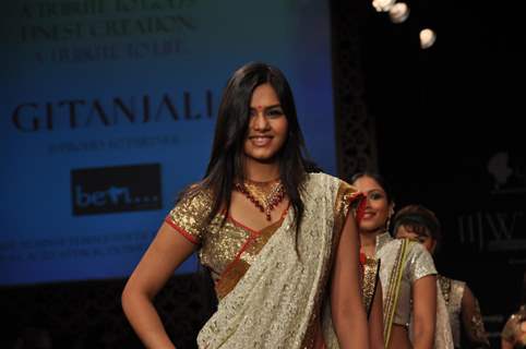 Daljeet Bhanot on ramp at the Beti show by Vikram Phadnis at IIJW 2012