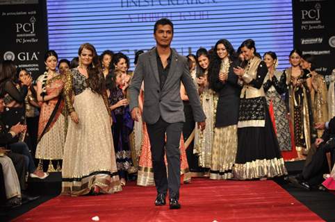 Vikram Phadnis with Bollywood and Television Celebs on ramp at the Beti show at IIJW 2012