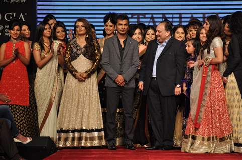 Vikram Phadnis with Bollywood and Television Celebs on ramp at the Beti show at IIJW 2012