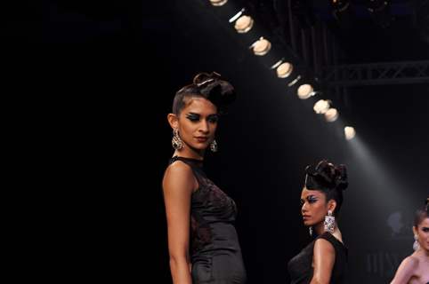 Mugdha Godse walks the ramp for Dwarkadas Chandumal Jewellers at IIJW 2012