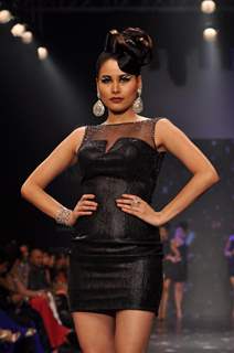 Mugdha Godse walks the ramp for Dwarkadas Chandumal Jewellers at IIJW 2012