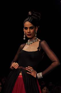 Mugdha Godse walks the ramp for Dwarkadas Chandumal Jewellers at IIJW 2012