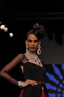 Mugdha Godse walks the ramp for Dwarkadas Chandumal Jewellers at IIJW 2012