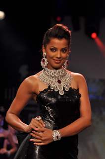 Mugdha Godse walks the ramp for Dwarkadas Chandumal Jewellers at IIJW 2012