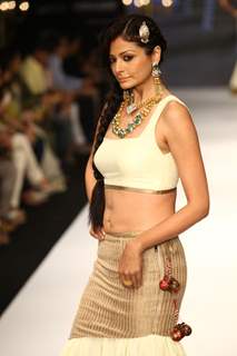 Tanvi Garg and Deepti & Amisha Show on Day 2 at IIJW 2012