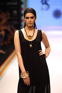 Tanvi Garg and Deepti & Amisha Show on Day 2 at IIJW 2012