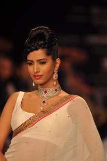 Amrita Rao walks the ramp for Agni Gold Jewels