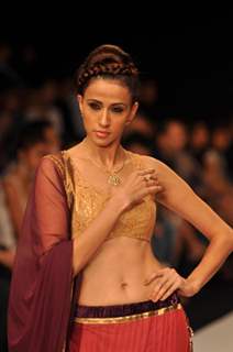 Amrita Rao walks the ramp for Agni Gold Jewels