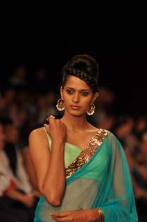 Amrita Rao walks the ramp for Agni Gold Jewels