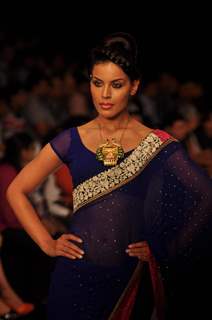 Amrita Rao walks the ramp for Agni Gold Jewels