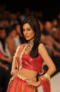 Amrita Rao walks the ramp for Agni Gold Jewels