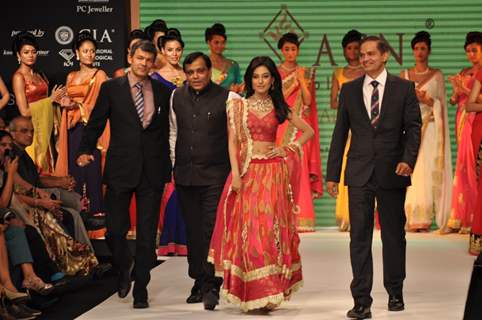 Amrita Rao walks the ramp for Agni Gold Jewels