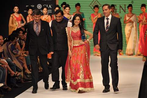 Amrita Rao walks the ramp for Agni Gold Jewels