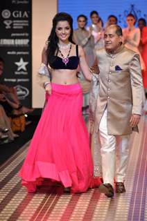 Anmol Jewellers show at IIJW 2012