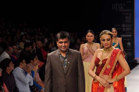 International Gemological Institute's show at IIJW 2012