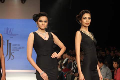 Models walks the ramp for Jaipur Jewellery at IIJW 2012