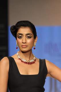 Model walks the ramp for Jaipur Jewellery at IIJW 2012