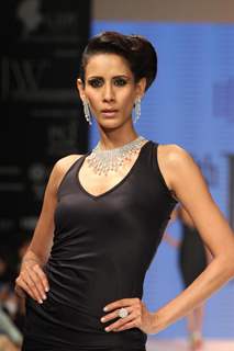 Model walks the ramp for Jaipur Jewellery at IIJW 2012