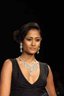 Model walks the ramp for Jaipur Jewellery at IIJW 2012