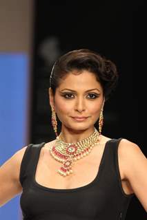 Model walks the ramp for Jaipur Jewellery at IIJW 2012