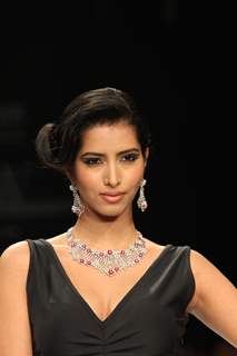 Model walks the ramp for Jaipur Jewellery at IIJW 2012