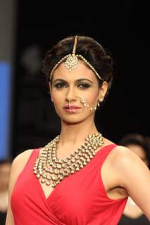 Simran Kaur Mundi walks the ramp for Jaipur Jewellery at IIJW 2012