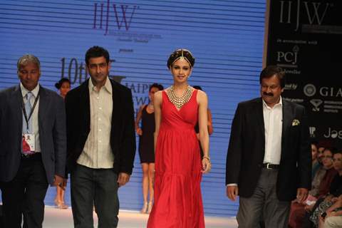 Simran Kaur Mundi walks the ramp for Jaipur Jewellery at IIJW 2012