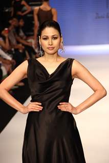 Aavriti Jain, Siddharth Daspan and Manish Khattar show at IIJW 2012