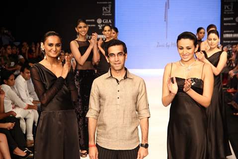 Aavriti Jain, Siddharth Daspan and Manish Khattar show at IIJW 2012